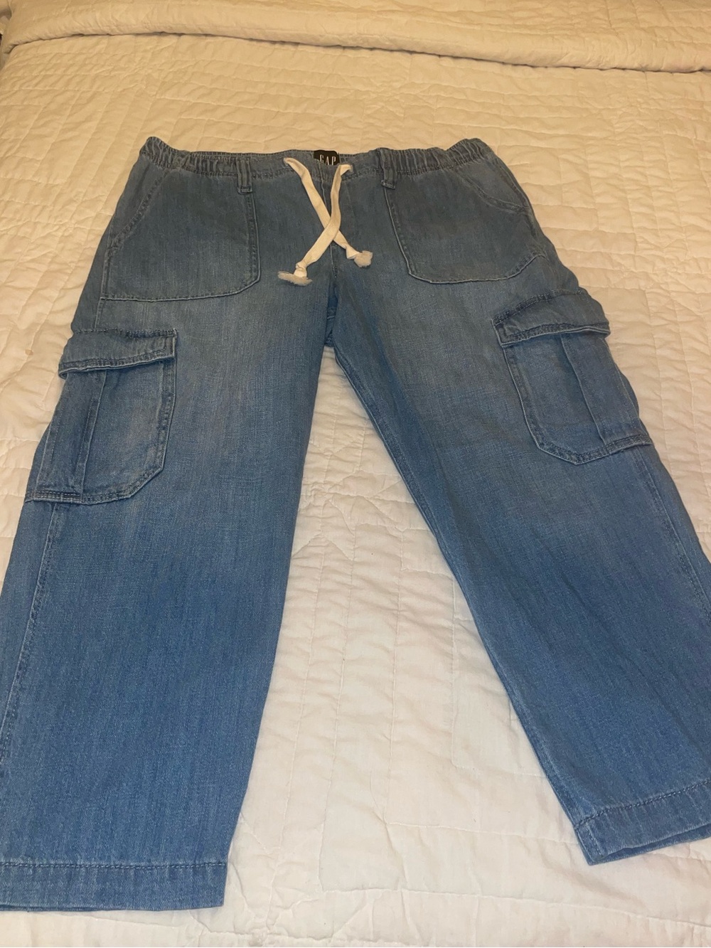 GAP drawstring/elastic waist cropped cargo jeans